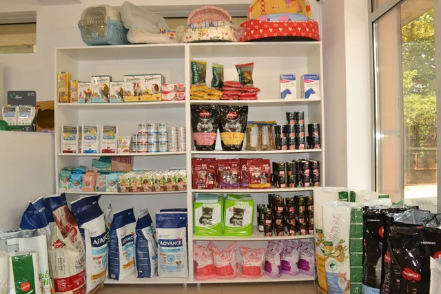 Rafturi cu hrană și produse pentru animale