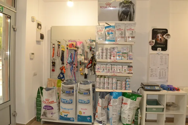 Spațiul interior al cabinetului, cu produse veterinare expuse