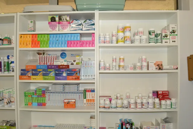 Produse veterinare expuse în farmacia integrată