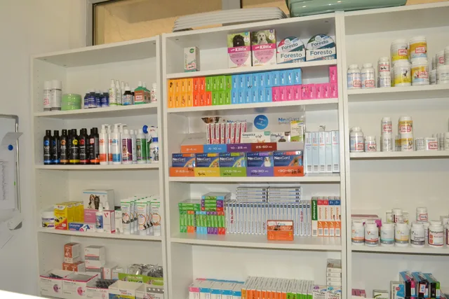 Rafturile farmaciei veterinare din cabinet