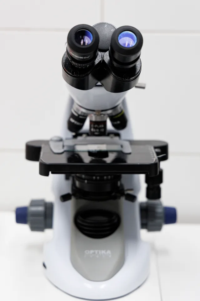 Microscopul Optika din cabinet