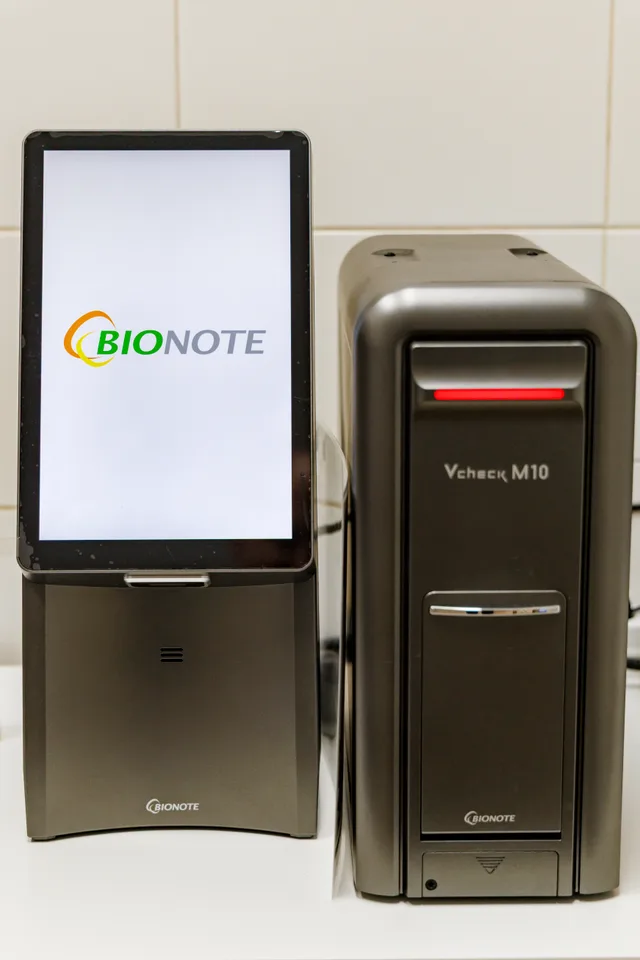 Aparatul de imunologie Vcheck din cabinet